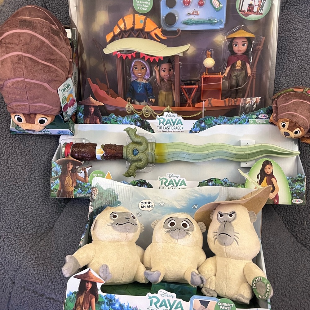 New! Disney Raya and the Last Dragon Bundle Toy set